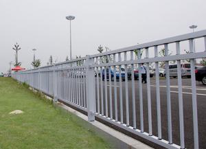 如何选择合适的锌钢道路护栏生产厂家