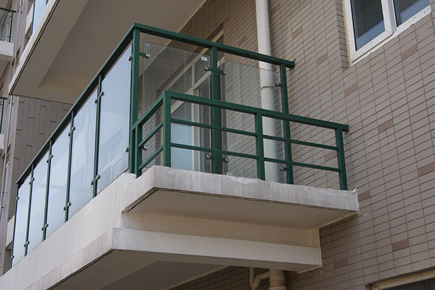 阳台护栏用玻璃好还是栏杆好