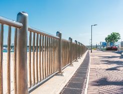 锌钢栏杆安装用什么固定立柱