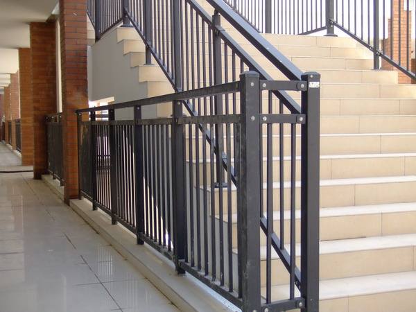 强度高是锌钢楼梯扶手的特点之一